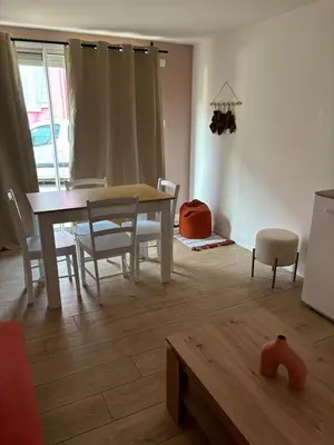Coin salon dans l'établissement Maison f2 avec cour privative