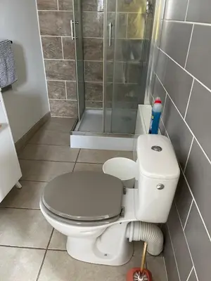 Salle de bains dans l'établissement Maison f2 avec cour privative