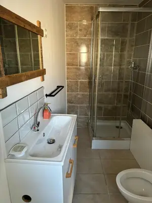 Salle de bains dans l'établissement Maison f2 avec cour privative