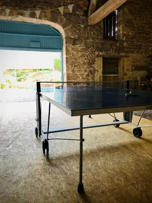 Tennis de table au sein de l'établissement Large capacity cottage - gîte Le Pré Monon ou à proximité