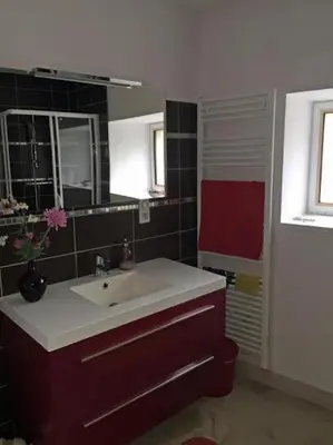 Salle de bains dans l'établissement La Grange, superb 4 bedroom barn conversion in Bourgogne