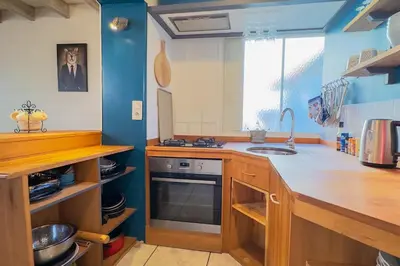 Cuisine ou kitchenette dans l'établissement L'artisan du Jura