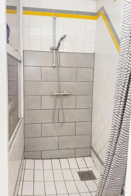 Salle de bains dans l'établissement L'artisan du Jura