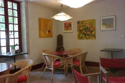 Coin salon dans l'établissement le Petit Paris