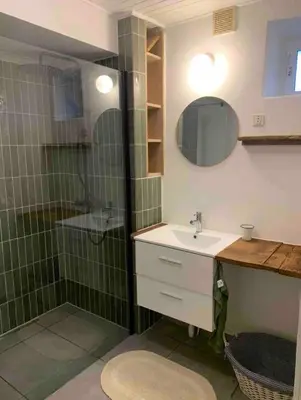 Salle de bains dans l'établissement Gîte famille avec piscine en Bourgogne