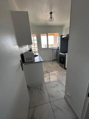 Cuisine ou kitchenette dans l'établissement Large 3 bedroom cozy apartment