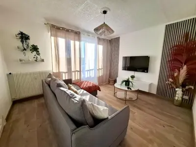 Télévision ou salle de divertissement dans l'établissement La chaleureuse
