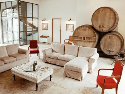 Coin salon dans l'établissement La Cuverie de Cîteaux, à Savigny les Beaune