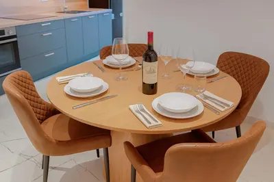 Cuisine ou kitchenette dans l'établissement Du côté du 20 Jaune Climatisé