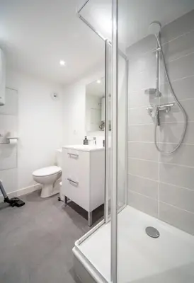 Salle de bains dans l'établissement Le Saint-Georges 5