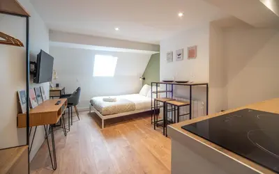 Télévision ou salle de divertissement dans l'établissement Le Saint-Georges 5