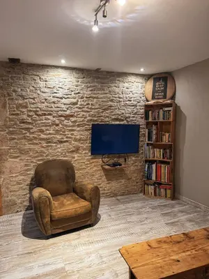 Télévision ou salle de divertissement dans l'établissement Au Bord de la Lauve