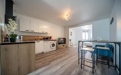 Cuisine ou kitchenette dans l'établissement Le Petit Bonheur