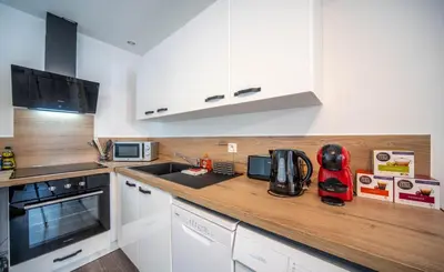 Cuisine ou kitchenette dans l'établissement Le Petit Bonheur