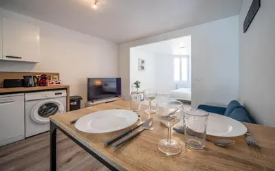 Cuisine ou kitchenette dans l'établissement Le Petit Bonheur