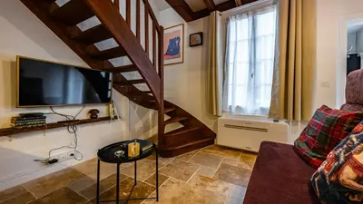 Télévision ou salle de divertissement dans l'établissement La rêverie des ducs Suite au cœur de Dijon