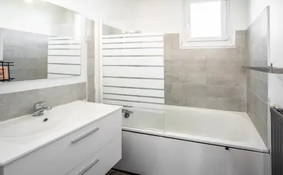 Salle de bains dans l'établissement Appartement 3 chambres - Chalon