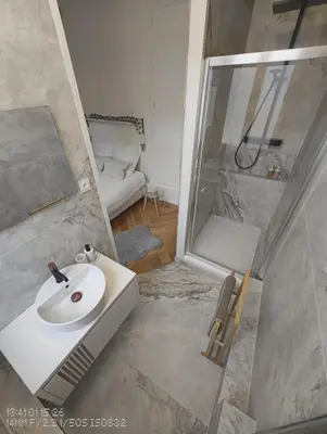 Salle de bains dans l'établissement Le Royal Dijonnais - Centre Ville