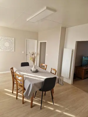 Télévision ou salle de divertissement dans l'établissement L'Instant Bourguignon