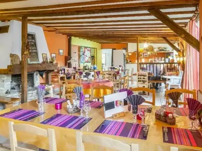 Restaurant ou autre lieu de restauration dans l'établissement Chalet confortable avec terrasse pour 6 personnes - API-1-52-989