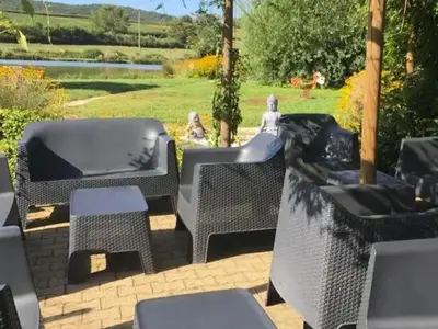 Coin salon dans l'établissement Mobil-home confortable avec terrasse pour 4 personnes - API-1-52-1059