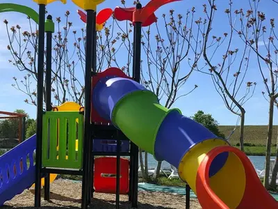 Aire de jeux pour enfants de l'établissement Mobil-home 3 chambres avec terrasse à Saint-Boil - API-1-52-1174