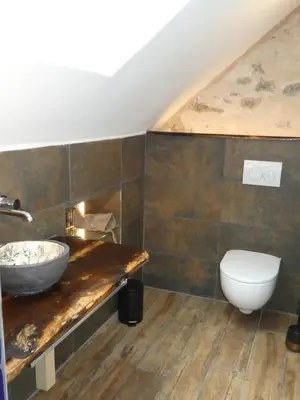 Salle de bains dans l'établissement Les Girolles