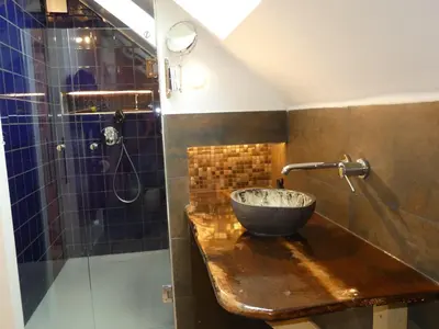 Salle de bains dans l'établissement Les Girolles