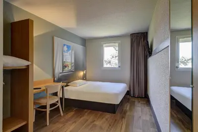 Un ou plusieurs lits dans un hébergement de l'établissement B&B HOTEL BEAUNE Nord