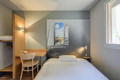 Un ou plusieurs lits dans un hébergement de l'établissement B&B HOTEL BEAUNE Nord