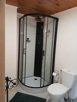 Salle de bains dans l'établissement La cabane de lancelot Chambre Charmante