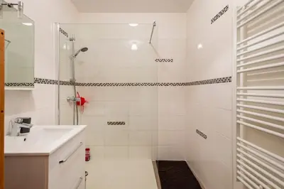 Salle de bains dans l'établissement Grand studio au cœur du vignoble, Leynes