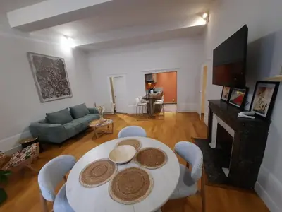 Télévision ou salle de divertissement dans l'établissement L'Auguste, Appartement Lumineux & Central