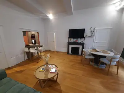 Télévision ou salle de divertissement dans l'établissement L'Auguste, Appartement Lumineux & Central
