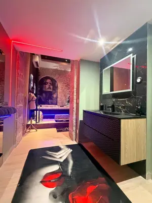 Cuisine ou kitchenette dans l'établissement Évasion secrète, Love room & SPA