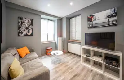 Télévision ou salle de divertissement dans l'établissement Ideal apartment for workers