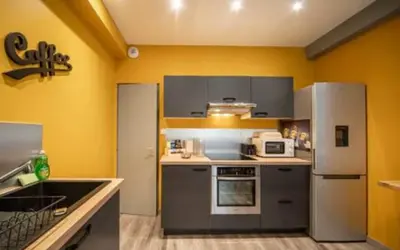 Cuisine ou kitchenette dans l'établissement Ideal apartment for workers