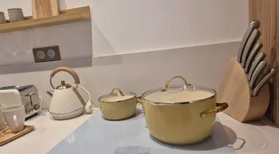 Cuisine ou kitchenette dans l'établissement Clos de Nuits Bastion du XVe siècle Studio luxe près de Beaune