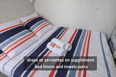 Un ou plusieurs lits dans un hébergement de l'établissement Cottage flottant nature, Jacuzzi Privé en supplément près de Dijon