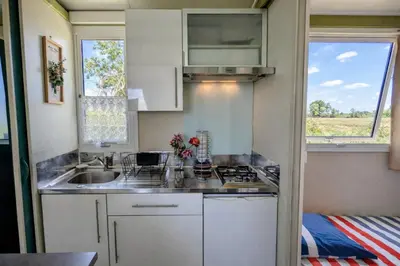 Cuisine ou kitchenette dans l'établissement Cottage flottant nature, Jacuzzi Privé en supplément près de Dijon