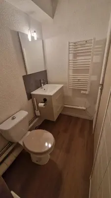 Salle de bains dans l'établissement Le Cosy 209 des Logis de Paray Studio Downtown