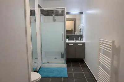 Salle de bains dans l'établissement Le Dijonnel