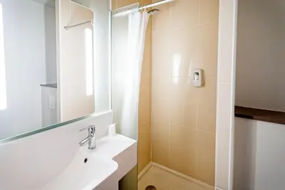 Salle de bains dans l'établissement B&B HOTEL Chalon-Sur-Saone Sud