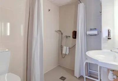 Salle de bains dans l'établissement B&B HOTEL Chalon-Sur-Saone Sud