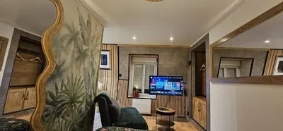 Télévision ou salle de divertissement dans l'établissement Le nid