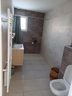 Salle de bains dans l'établissement Maison neuve plein pied