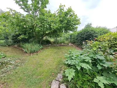 Jardin de l'établissement Maison spacieuse climatisée, spa et pétanque pour 6 pers