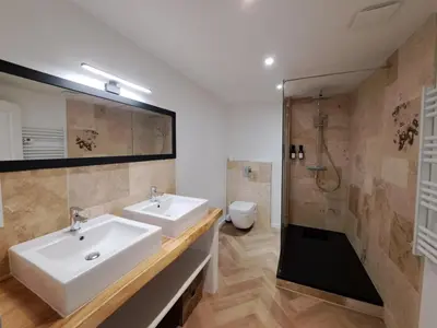 Salle de bains dans l'établissement Maison spacieuse climatisée, spa et pétanque pour 6 pers