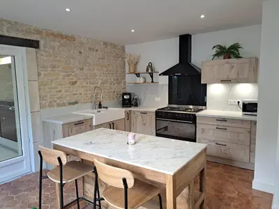 Cuisine ou kitchenette dans l'établissement Maison spacieuse climatisée, spa et pétanque pour 6 pers