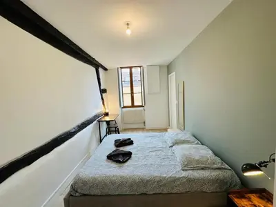 Un ou plusieurs lits dans un hébergement de l'établissement Charmant appartement centre Dijon